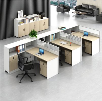 Écrans de bureau modernes simples pour le personnel Bureau de bureau et chaise Combinaison de 3 personnes Cubicle modulaire en bois Bureau poste de travail Bureau