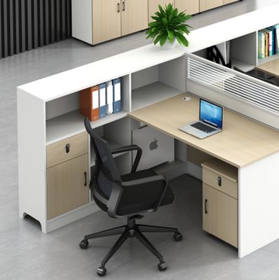 Écrans de bureau modernes simples pour le personnel Bureau de bureau et chaise Combinaison de 3 personnes Cubicle modulaire en bois Bureau poste de travail Bureau