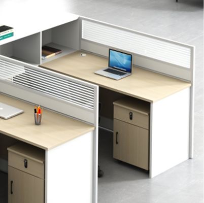 Écrans de bureau modernes simples pour le personnel Bureau de bureau et chaise Combinaison de 3 personnes Cubicle modulaire en bois Bureau poste de travail Bureau