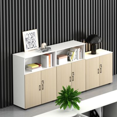 Écrans de bureau modernes simples pour le personnel Bureau de bureau et chaise Combinaison de 3 personnes Cubicle modulaire en bois Bureau poste de travail Bureau