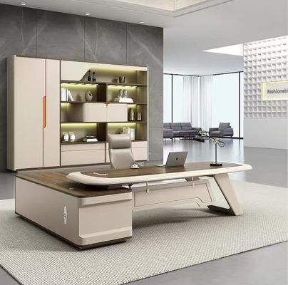 Grand bureau moderne avec une chaise. Table du directeur.
