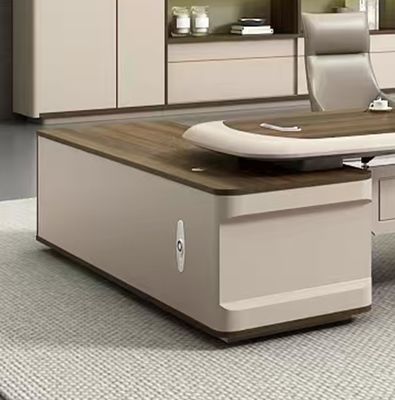Grand bureau moderne avec une chaise. Table du directeur.