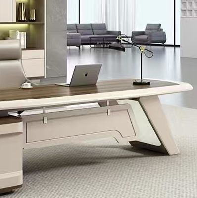 Grand bureau moderne avec une chaise. Table du directeur.