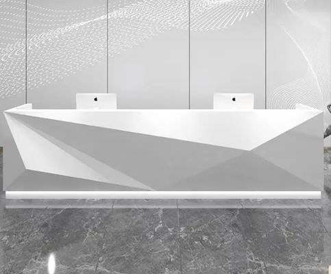 Appartement de réception à l'avant du comptoir blanc magnifique courbé grand meuble de bureau sur mesure panneau contemporain