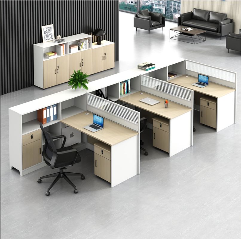 Écrans de bureau modernes simples pour le personnel Bureau de bureau et chaise Combinaison de 3 personnes Cubicle modulaire en bois Bureau poste de travail Bureau