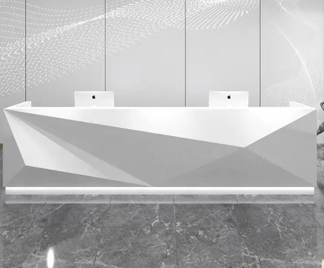 Appartement de réception à l'avant du comptoir blanc magnifique courbé grand meuble de bureau sur mesure panneau contemporain